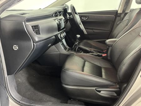 2015-Toyota-Corolla-16-Prestige_8
