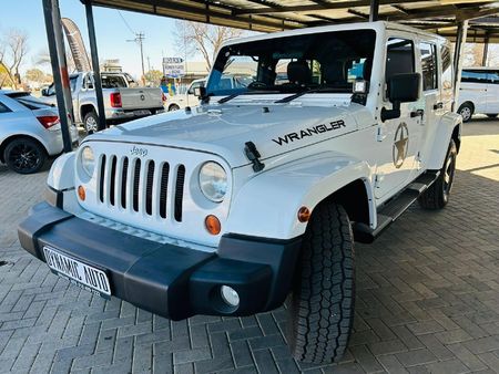 2012-Jeep-Wrangler-Unlimited-Sahara-36-V6-Auto_4