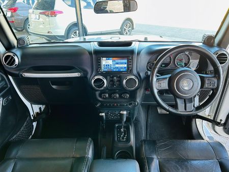2012-Jeep-Wrangler-Unlimited-Sahara-36-V6-Auto_7