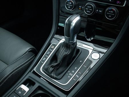 2019-Volkswagen-Golf-VII-20-TSI-R-Auto-228kW_12
