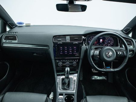2019-Volkswagen-Golf-VII-20-TSI-R-Auto-228kW_13