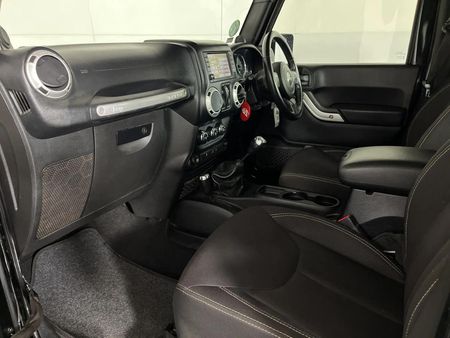 2014-Jeep-Wrangler-36-V6-Rubicon-2-dr_7