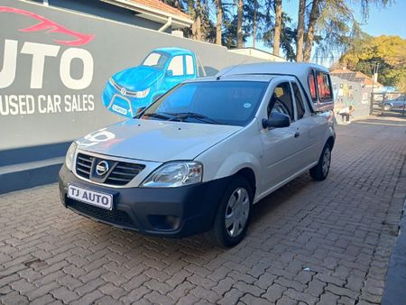 2019-Nissan-NP200-16_0