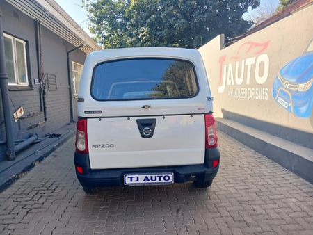 2019-Nissan-NP200-16_3