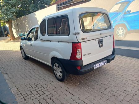 2019-Nissan-NP200-16_5