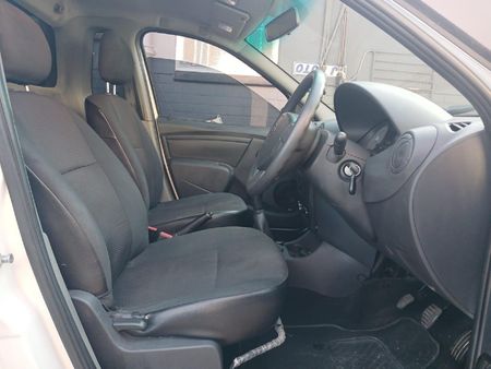 2019-Nissan-NP200-16_7