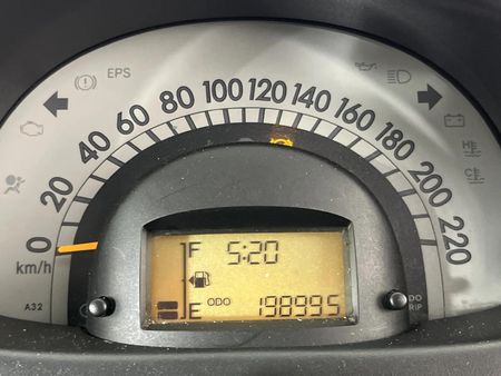 2006-Daihatsu-Sirion-13i_2