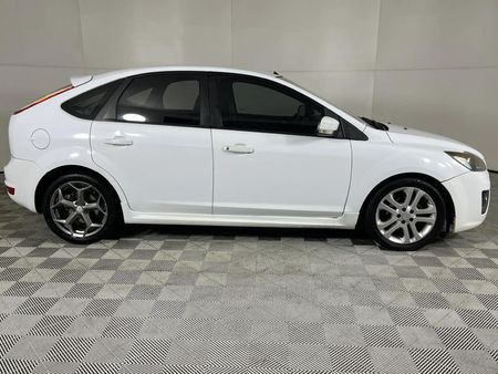 2010-Ford-Focus-20-TDCi-Si-5-dr_5