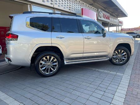 2024-Toyota-Land-Cruiser-300-V6-35-T-ZX_4