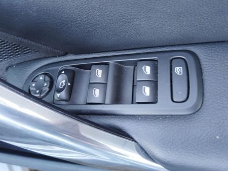 2011-Peugeot-308-CC-16-Auto_8