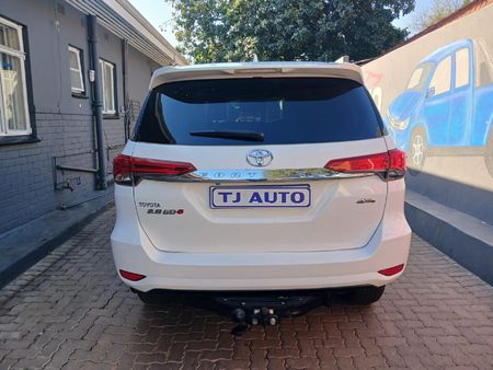 2019-Toyota-Fortuner-28-GD-6-4x4-Auto_4
