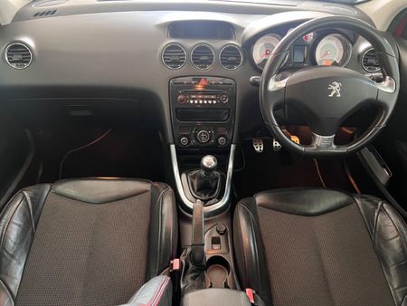 2013-Peugeot-308-GTi_9