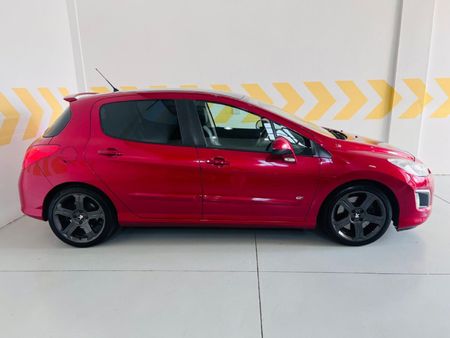 2013-Peugeot-308-GTi_2