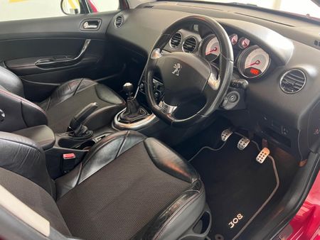 2013-Peugeot-308-GTi_6