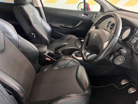 2013-Peugeot-308-GTi_7