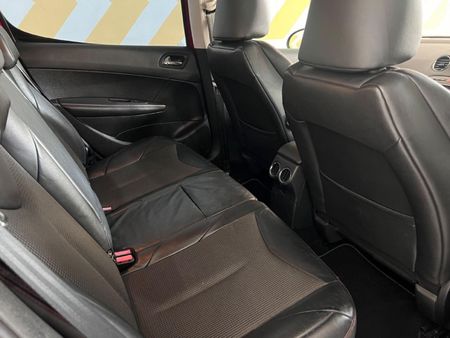 2013-Peugeot-308-GTi_8