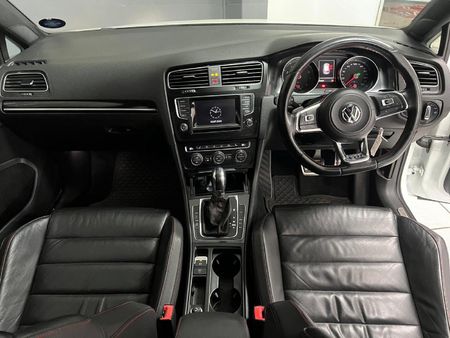 2016-Volkswagen-Golf-VII-GTI-20-TSI-Auto_4