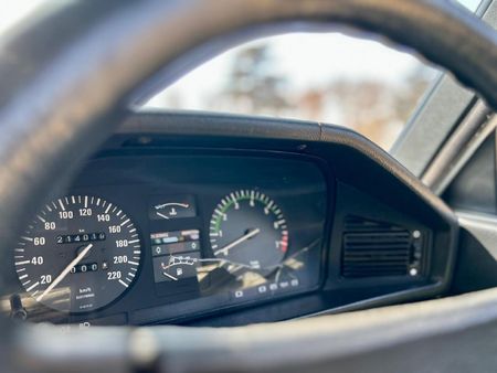 1982-BMW-5-Series-518i_18