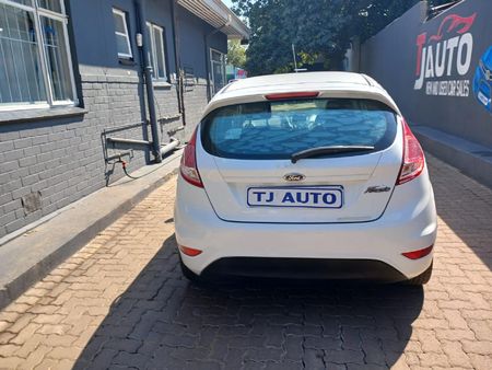 2015-Ford-Fiesta-14-Ambiente-5-dr_3