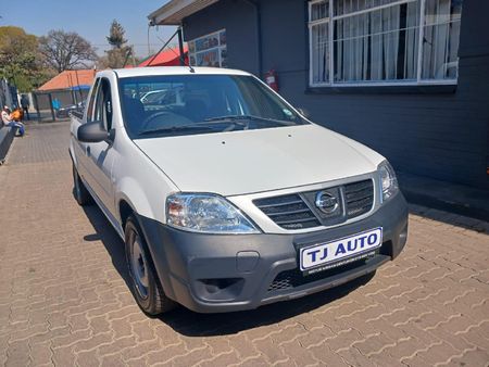 2023-Nissan-NP200-16_2