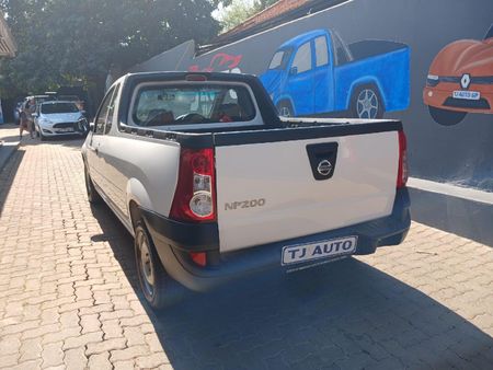 2023-Nissan-NP200-16_3