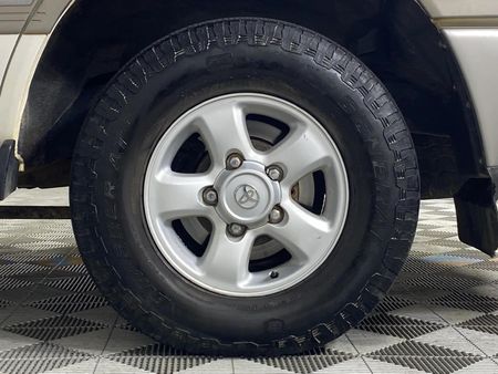 2001-Toyota-Land-Cruiser-100-V8-VX_6
