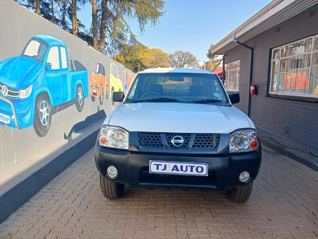 2013-Nissan-NP300-24i-Hi-Rider-4x4-Double-Cab_1