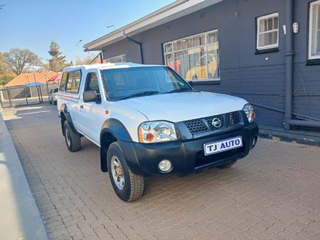 2013-Nissan-NP300-24i-Hi-Rider-4x4-Double-Cab_2