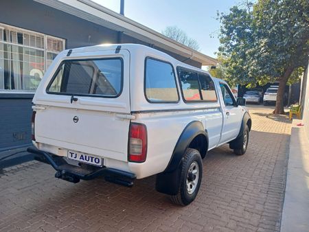 2013-Nissan-NP300-24i-Hi-Rider-4x4-Double-Cab_3