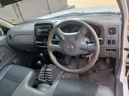 2013-Nissan-NP300-24i-Hi-Rider-4x4-Double-Cab_7