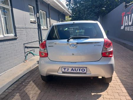 2015-Toyota-Etios-15-Xi_4