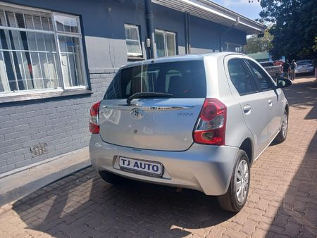 2015-Toyota-Etios-15-Xi_5