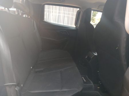 2023-Isuzu-D-Max-19-DDI-L-4x4-Double-Cab_9