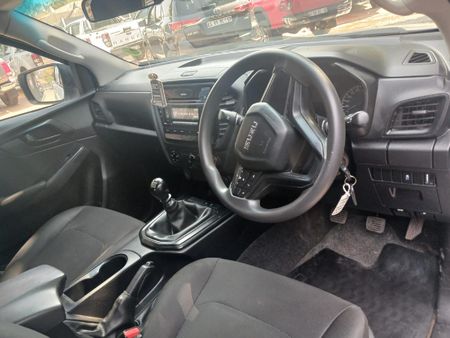 2023-Isuzu-D-Max-19-DDI-L-4x4-Double-Cab_6