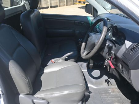 2012-Toyota-Hilux-25-D-4D-Single-Cab_2