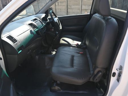 2012-Toyota-Hilux-25-D-4D-Single-Cab_5