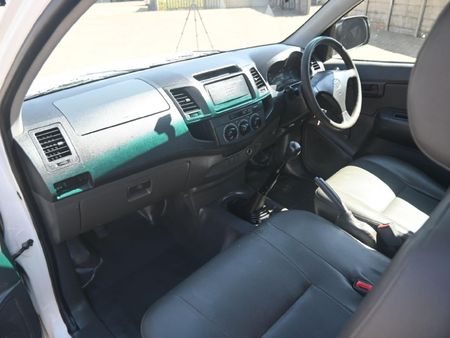 2012-Toyota-Hilux-25-D-4D-Single-Cab_6