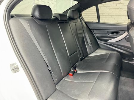 2015-BMW-3-Series-320i-M-Sport-Auto_11