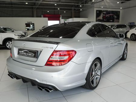 2014-Mercedes-AMG-C-Class-C63-AMG-Coupe_2