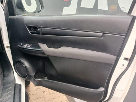 2016-Toyota-Hilux-24-GD-6-SRX-4x4-Single-Cab_8