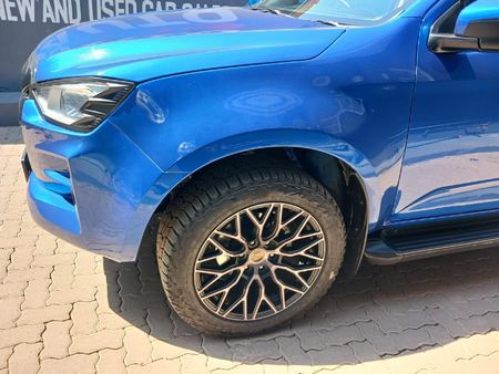 2022-Isuzu-D-Max-19-DDI-HR-LS-Double-Cab_13