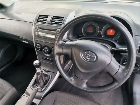 2010-Toyota-Corolla-16-Professional_15