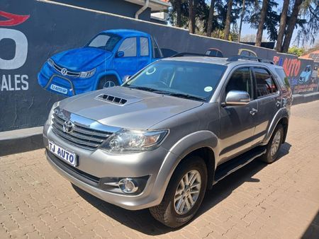 2015-Toyota-Fortuner-30-D-4D-Raised-Body-Auto_0