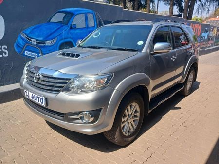 2015-Toyota-Fortuner-30-D-4D-Raised-Body-Auto_1