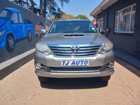 2015-Toyota-Fortuner-30-D-4D-Raised-Body-Auto_2