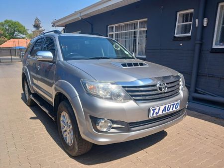 2015-Toyota-Fortuner-30-D-4D-Raised-Body-Auto_3