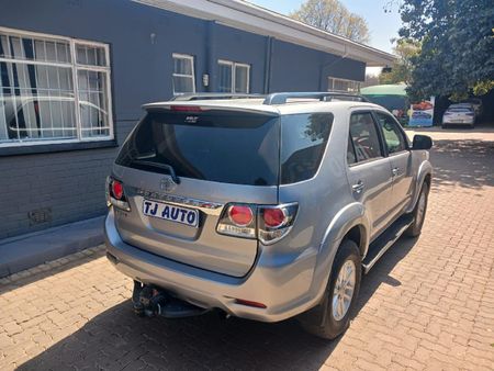 2015-Toyota-Fortuner-30-D-4D-Raised-Body-Auto_4