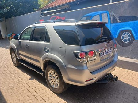 2015-Toyota-Fortuner-30-D-4D-Raised-Body-Auto_5