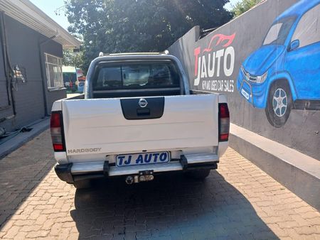 2015-Nissan-NP300-25-TDi-Hi-Rider-Double-Cab_3
