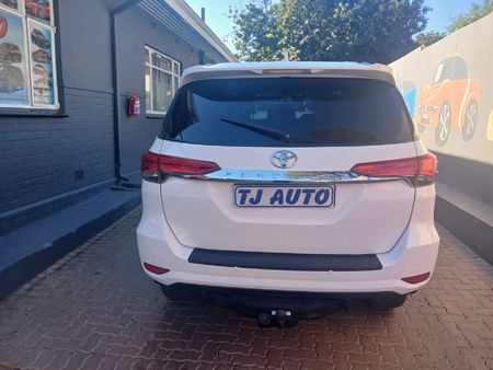 2019-Toyota-Fortuner-24-GD-6-Raised-Body-Auto_4